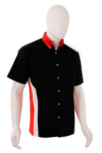 Camisa-negra-de-carreras-con-cuello-rojo